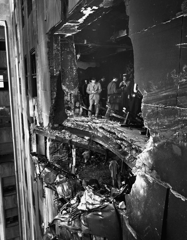 Разрушение от удара самолета Эмпайр Стейт Билдинг